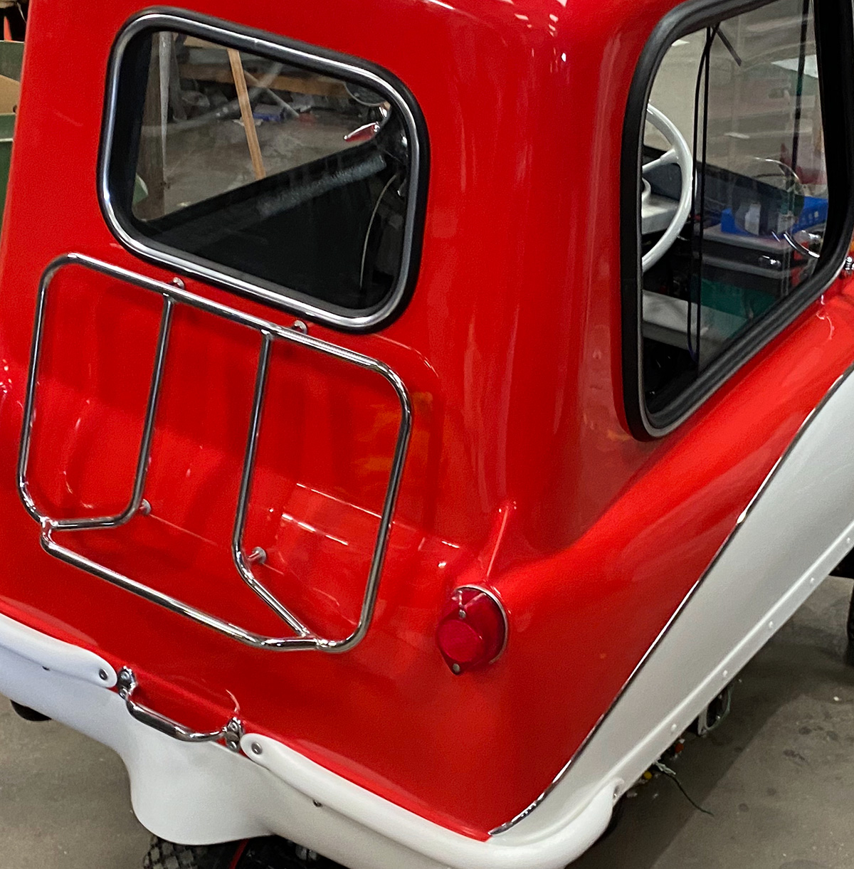 Peel P50 Dradgon Red Daytona White Two Tone Luggae Rack